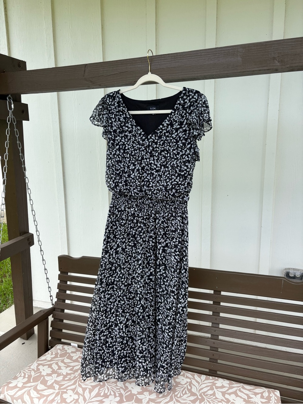 MSK Black and White Floral V‑Neck Midi Dress